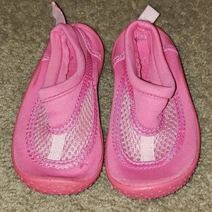 i play Water shoes Size 6